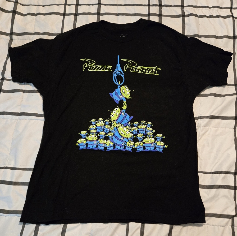 Disney Pixar Toy Story Pizza Planet Aliens Claw Machine Graphic Tee Unisex Large